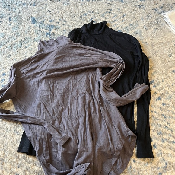 Lululemon (2) lightweight turtlenecks size 8 - Picture 2 of 3